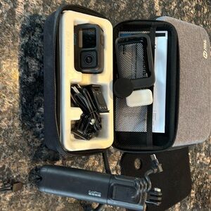 Go Pro 10 with trypid with batter and case with microphone